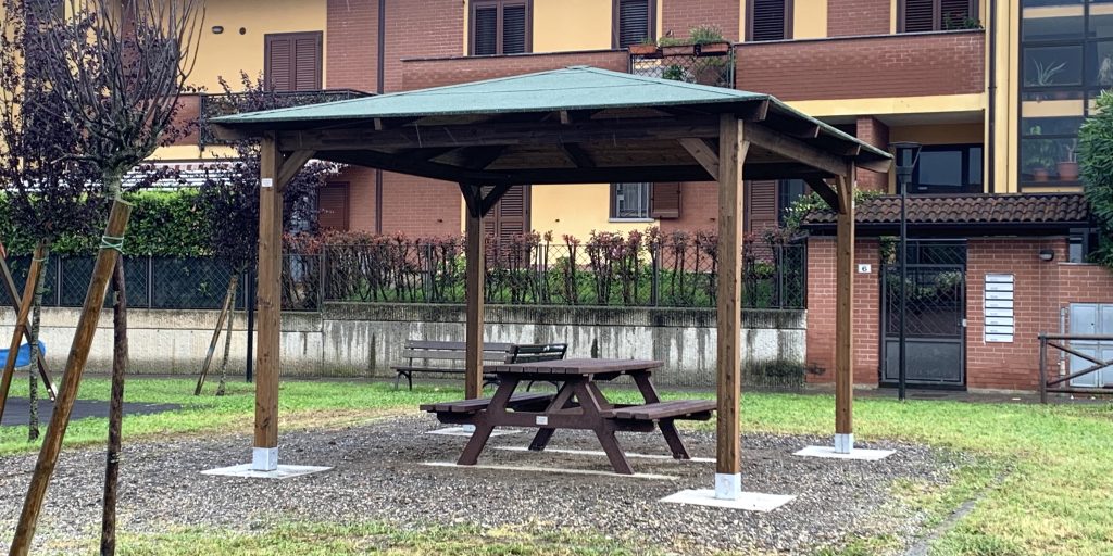 Gazebo per le aree verdi, in legno lamellare con doppia impregnazione. Tavolo con panche integrate, in plastica riciclata al 100%.