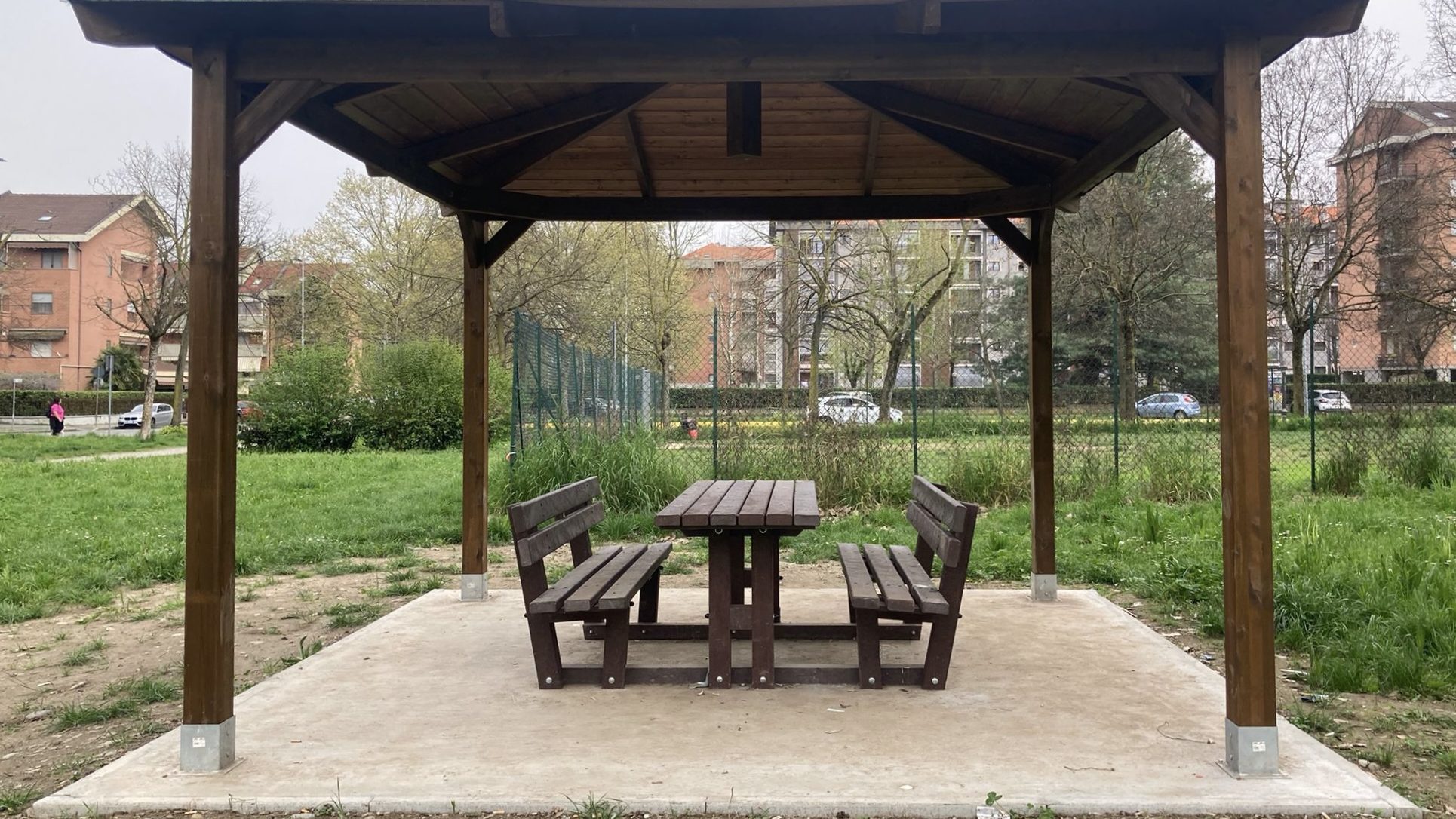 Gazebo per aree verdi con tavolo in plastica riciclata al 100%